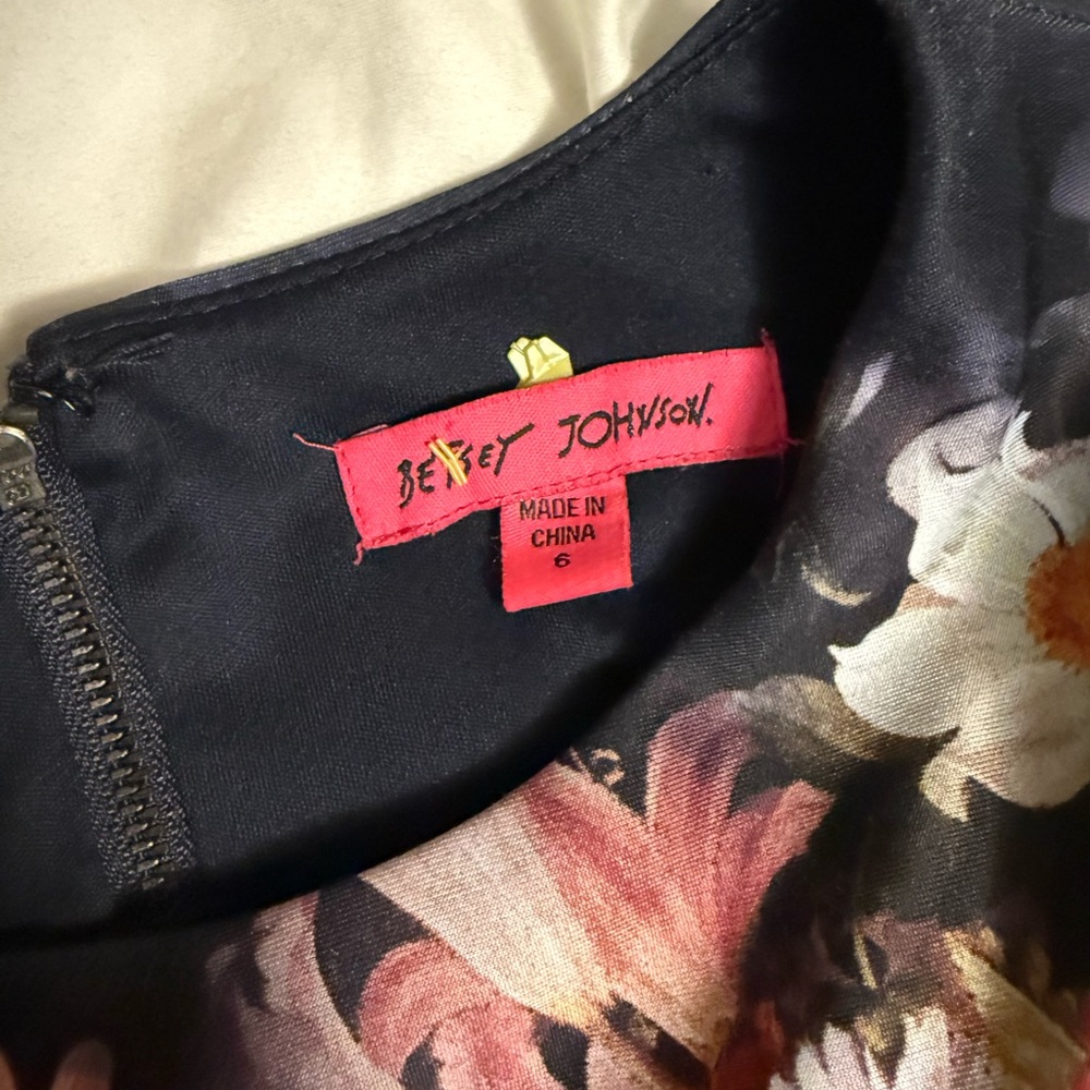 Betsey Johnson Navy Floral Stretch Sheath Midi Dress Cap Sleeve Size 6 Back Zip - Picture 4 of 4